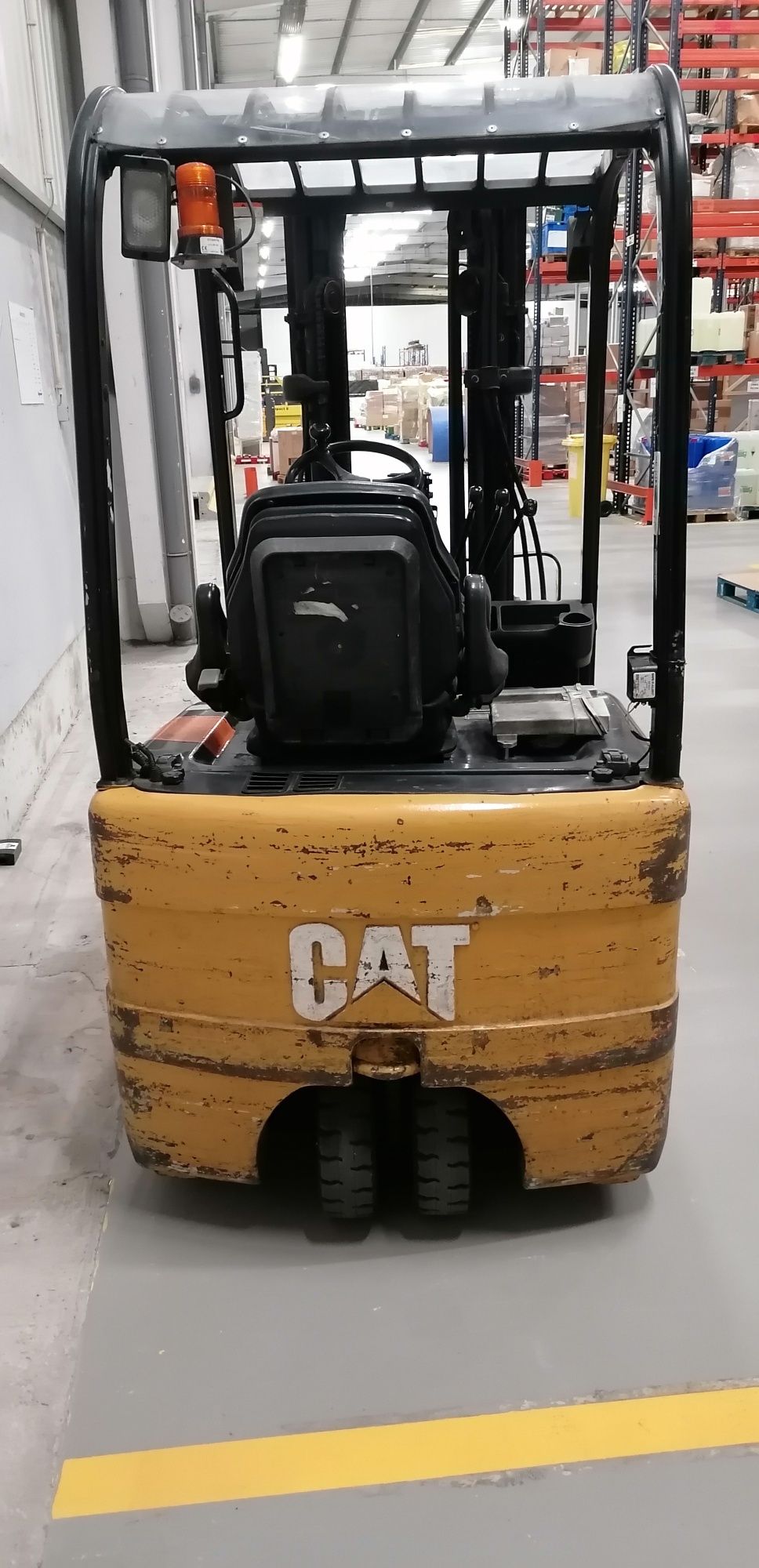 Empilhador CAT Elétrico