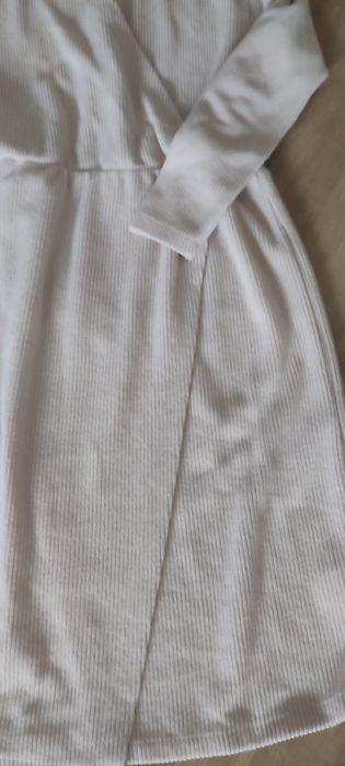 Beżowa prążkowana sukienka Reserved S