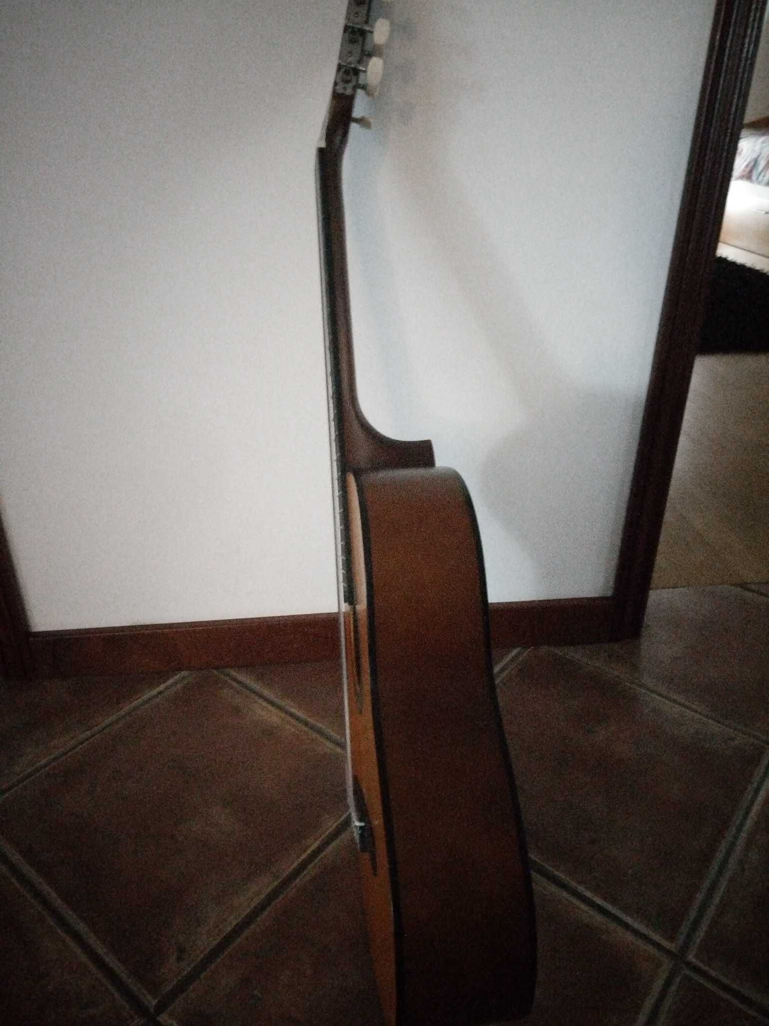 Guitarra clássica,de cor castanha.