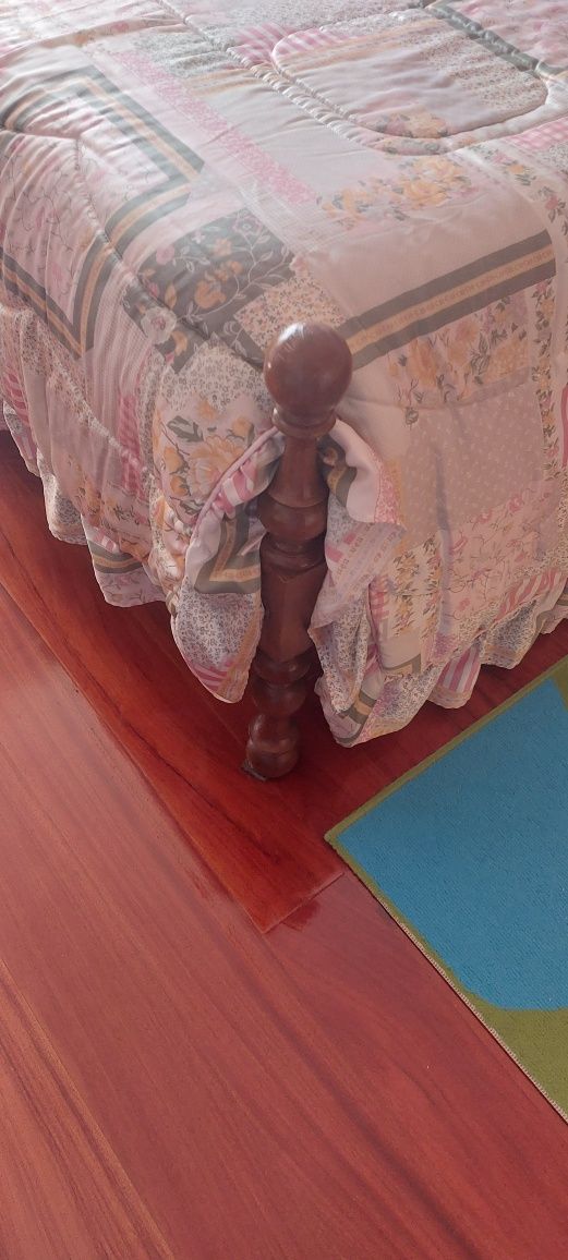 Cama em castanho com  estrado usados mas bom estado.