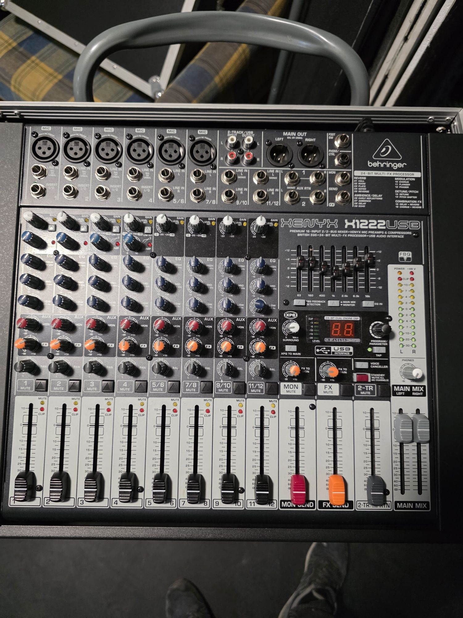 Mesa de Som Behringer x1222usb + Rack