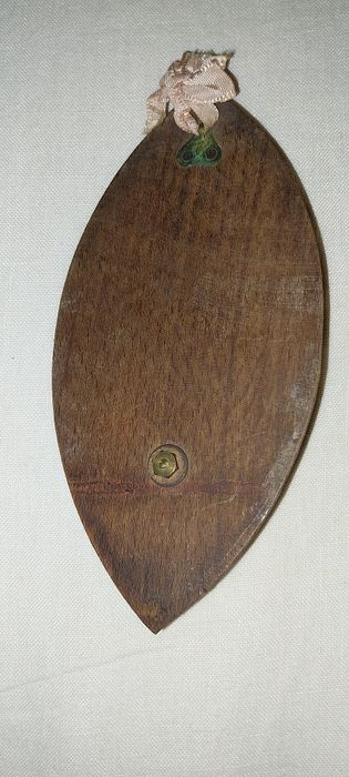 Nossa senhora de Lurdes em metal em placa de madeira Maciça.
Em bom es