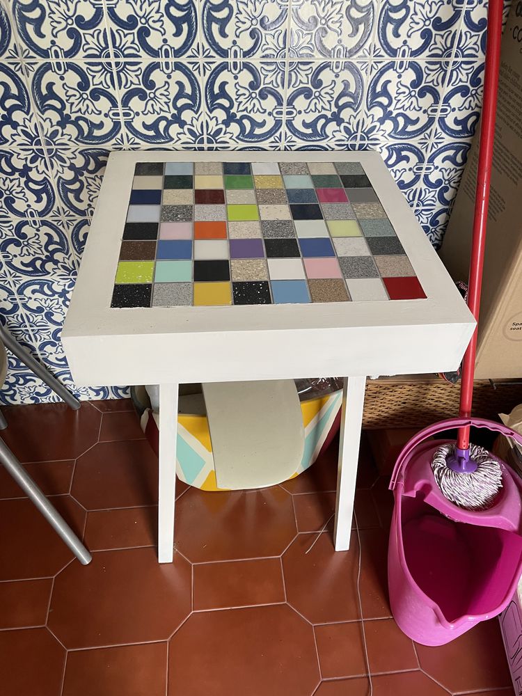 Mesa decorativa branca com azulejo