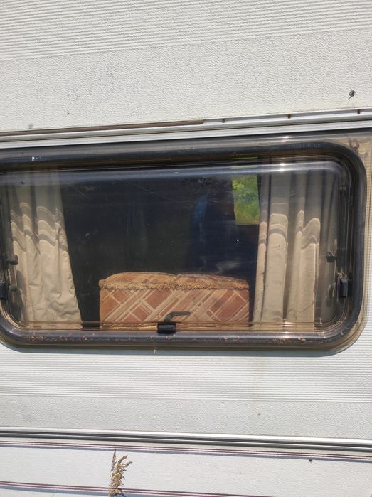 Delta 590 -4 przyczepa kempingowa szyba okno zaczep drzwi lodówka