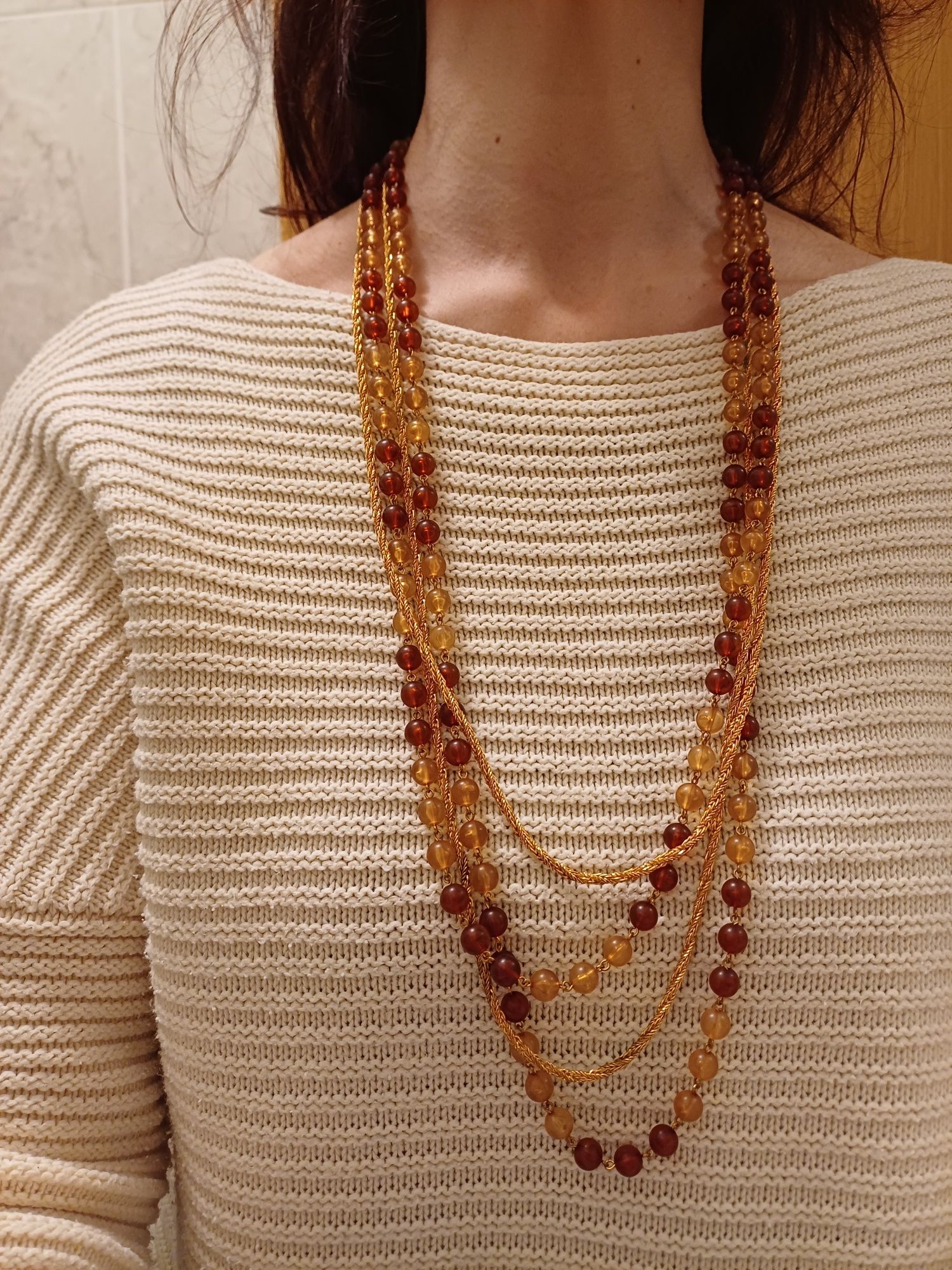 Lindíssimo colar de contas de estilo vintage, de tons dourado/castanho