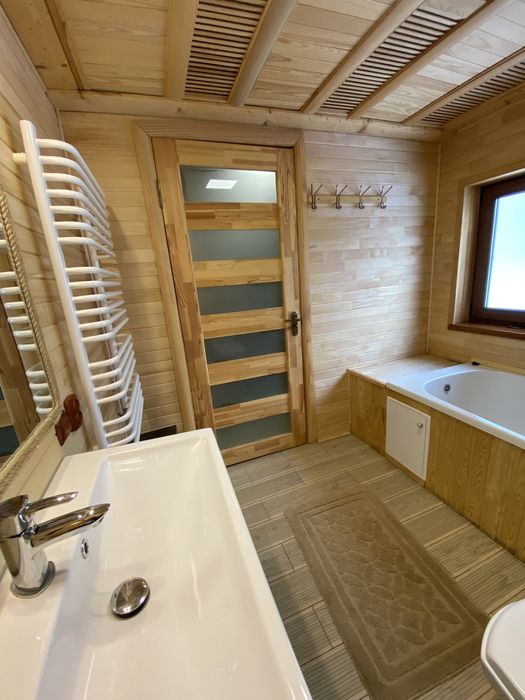 Будиночок з теплим басейном