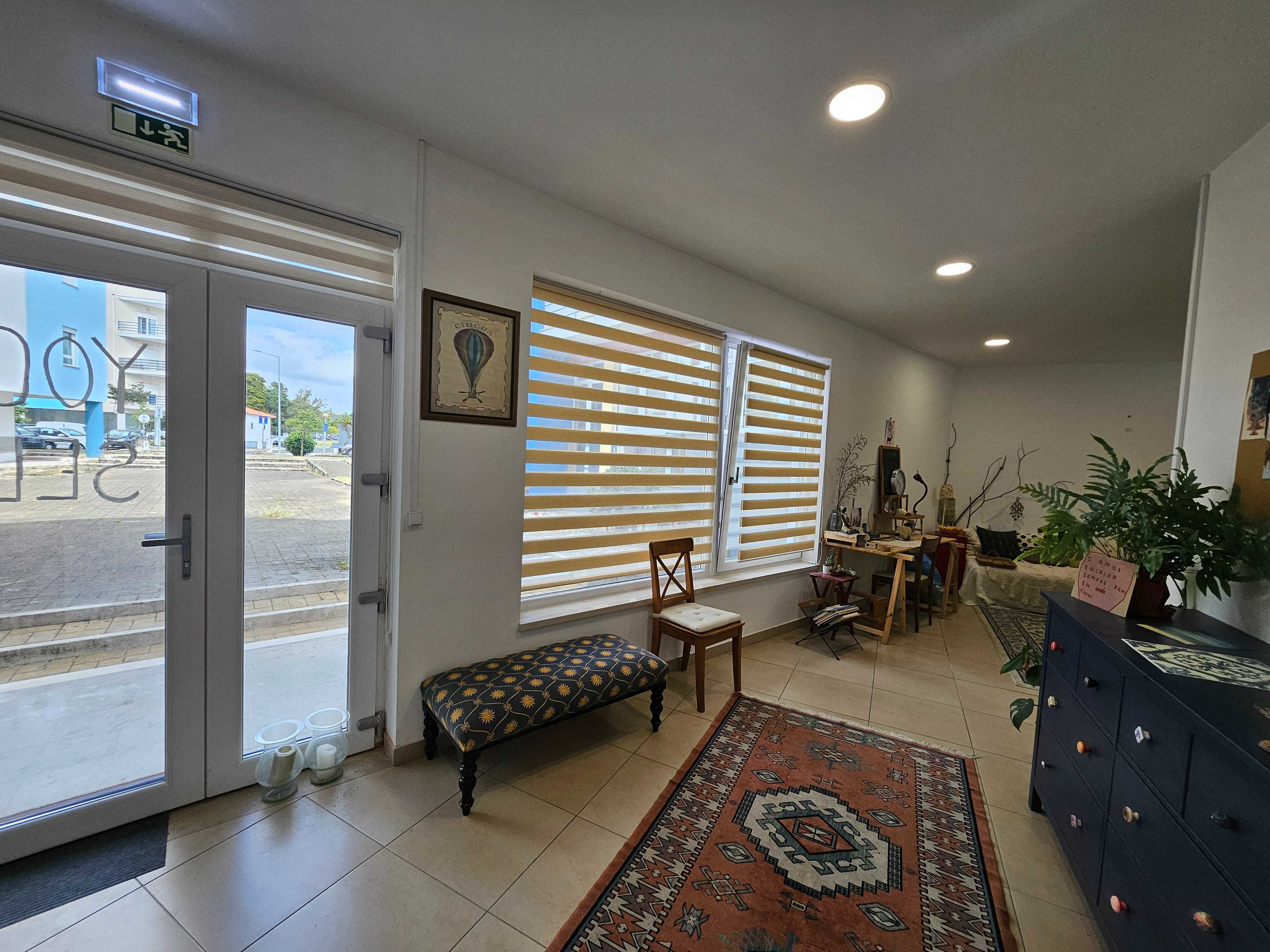 Espaço comercial com rés do chão e andar para arrendamento.