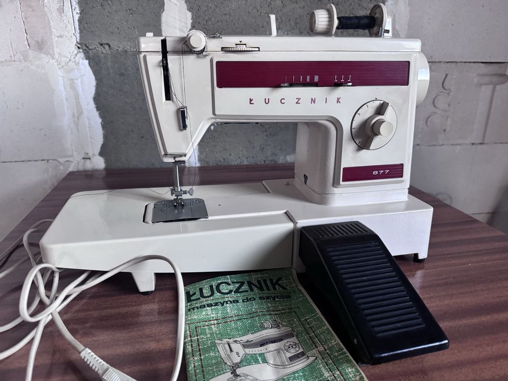Maszyna do szycia Łucznik model  877 z lat 80