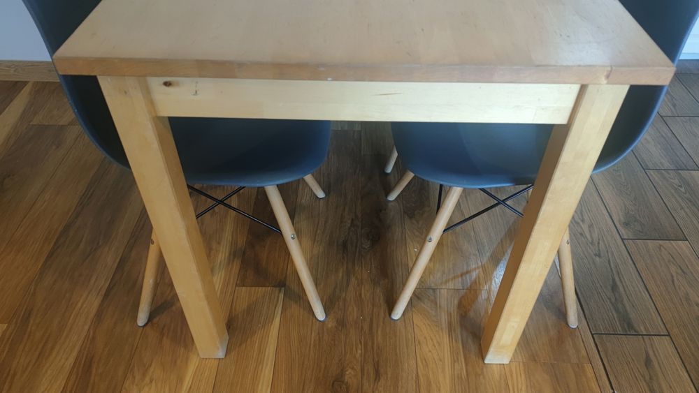 Drewniany stół z 4 krzesłami-rezerwacja