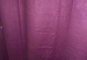 Cortinado roxo com ilhoses