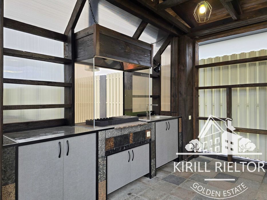 Продам дом с ремонтом и искусственным водопадом на участке S = 11 сот.