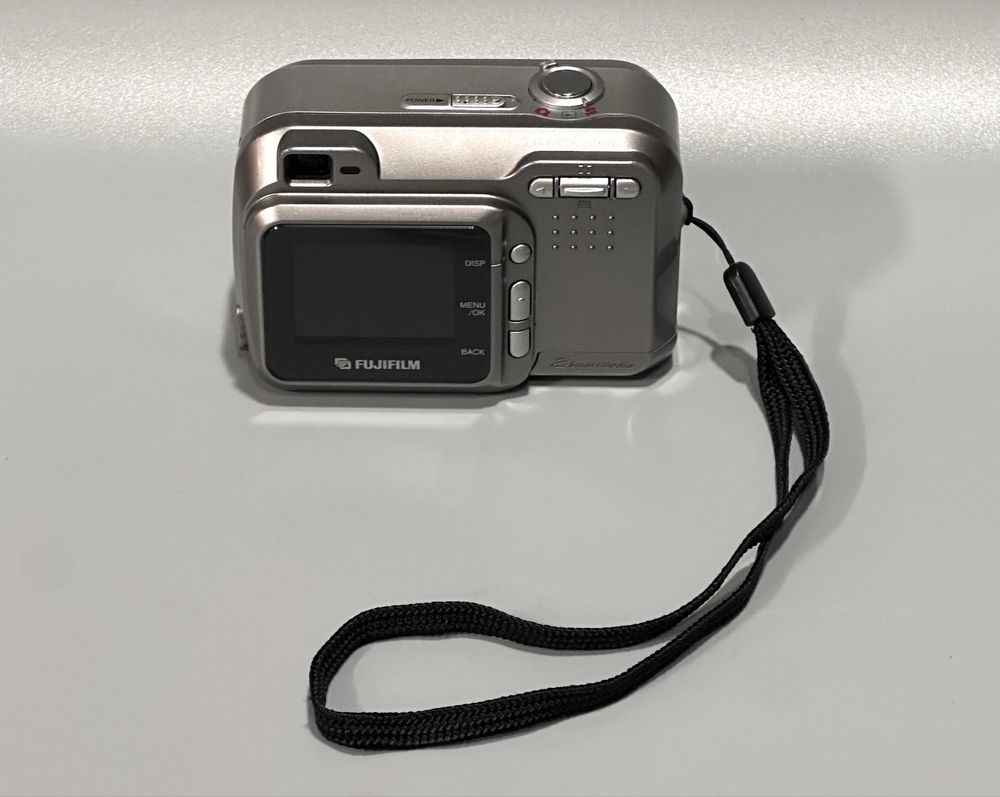 Aparat Cyfrowy Fujifilm Finepix 2600 2 MP 3X Zoom idealny stan Japan