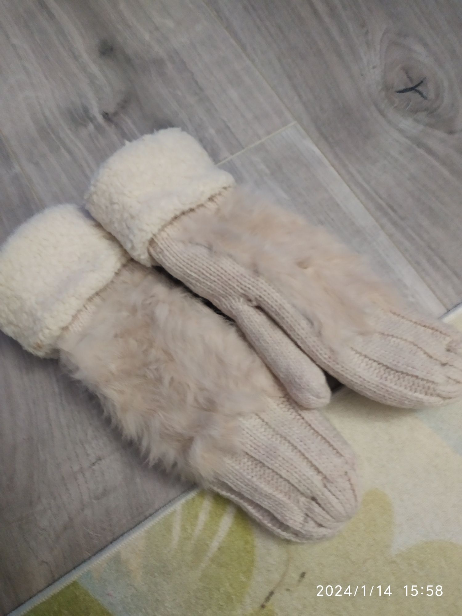 Ciepłe kremowe rękawiczki damskie z futerkiem