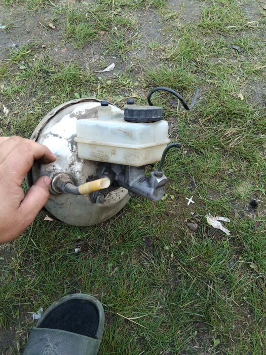 Продам вакуумний та головний тормозів мерседес 190 2.0 бензин