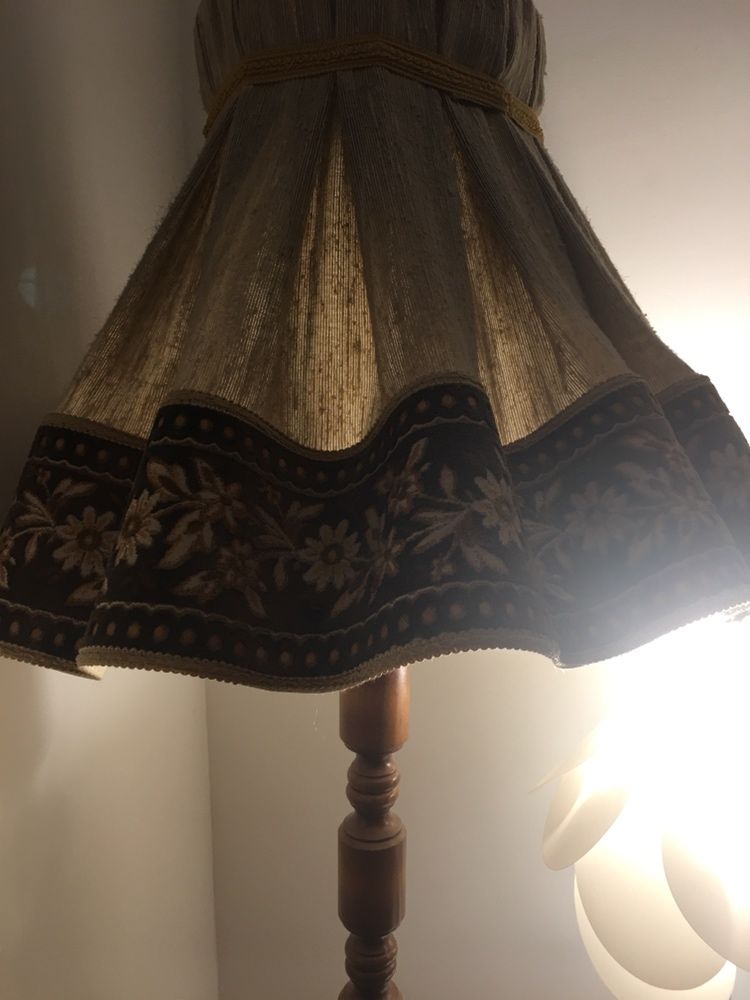 Drewniana lampa stojąca