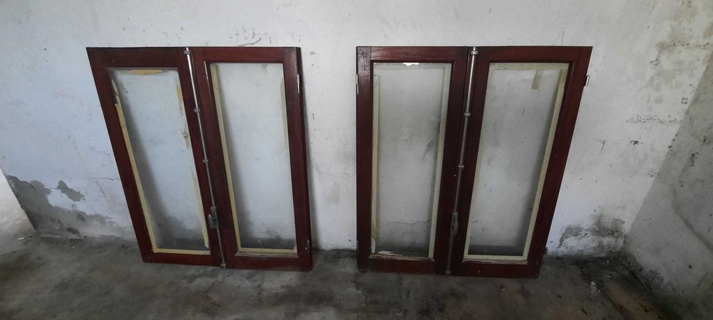 Vendem-se duas janelas de madeira de muito boa qualidade anos 70