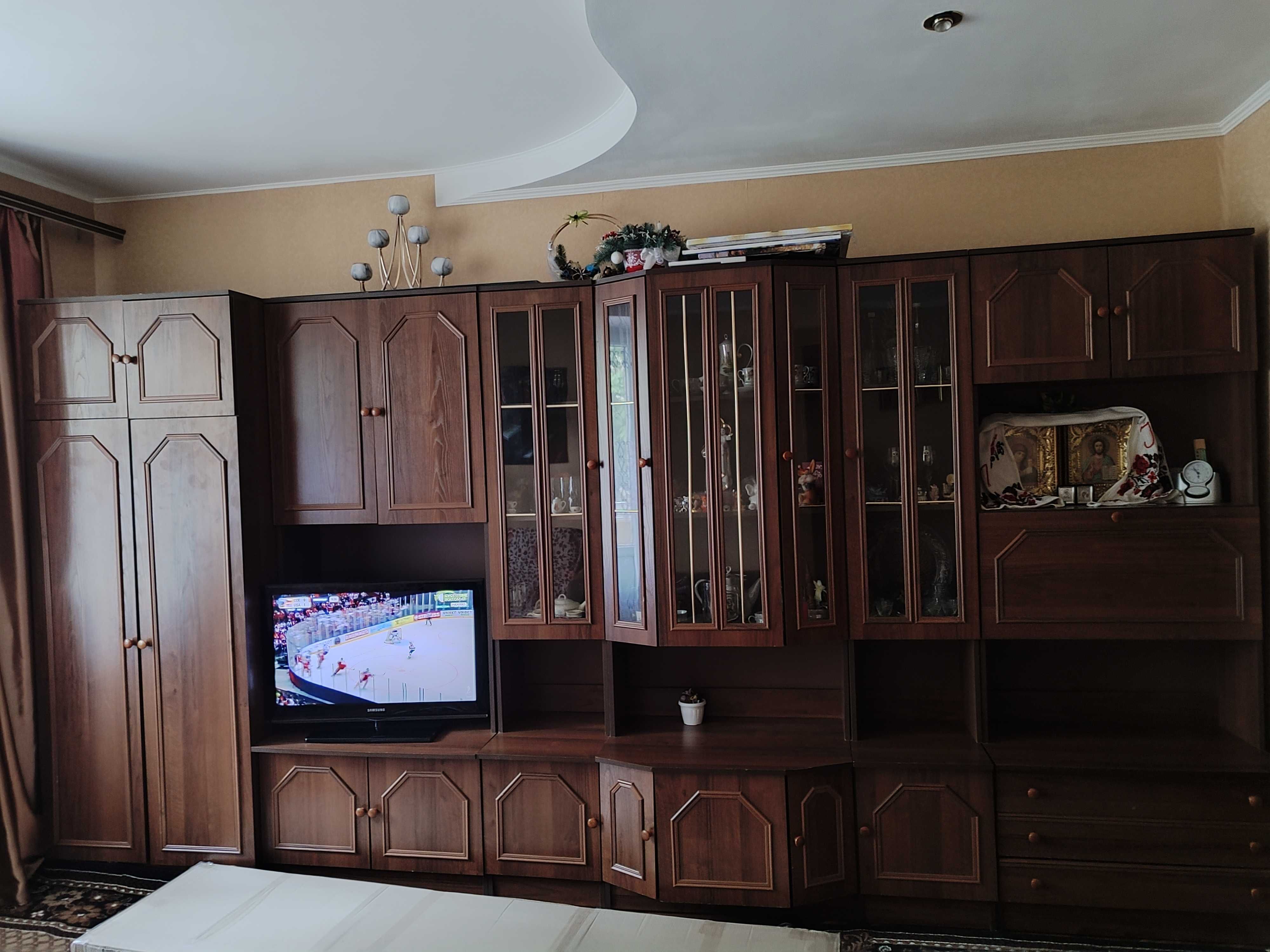 Стінка у вітальню