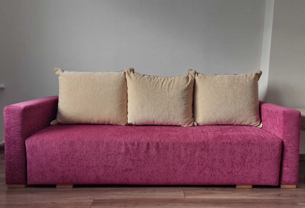 Różowa kanapa/sofa/łóżko rozkładane z poduszkami, zadbane, dwuosobowe