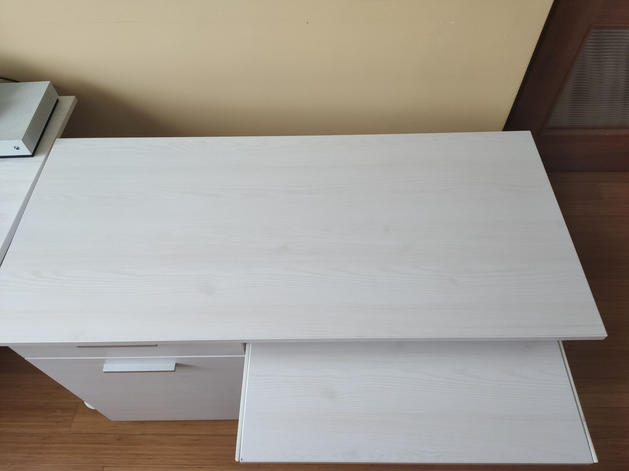 Białe biurko Blum pełny wysuw, cichy domyk 120x55x76 cm