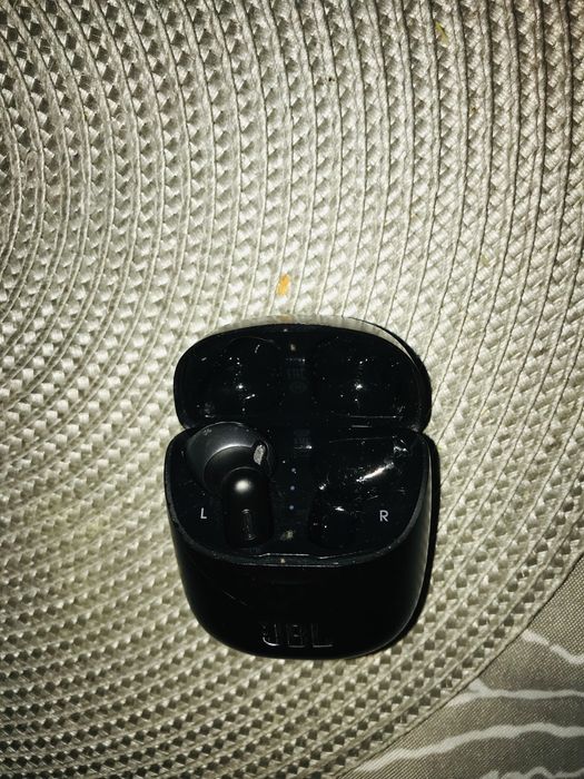 Etui ladujące i lewa słuchawka jbl tune225tws