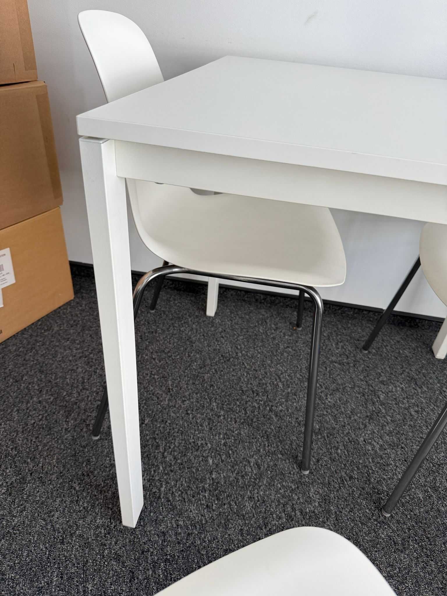 zestaw mebli IKEA: nowoczesny, biały stół + 3 wygodne krzesła