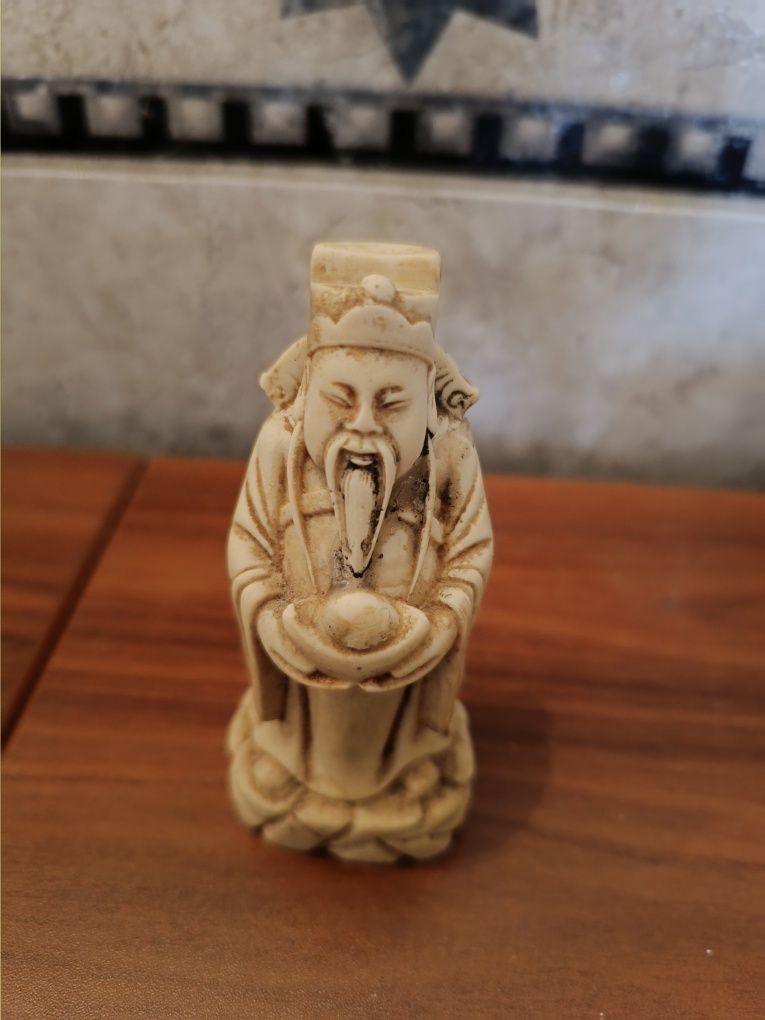 Pequena estatueta oriental