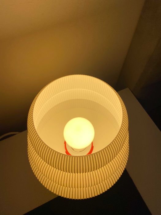 Nowoczesna lampka – unikatowa, handmade, biało-czerwona elegancja