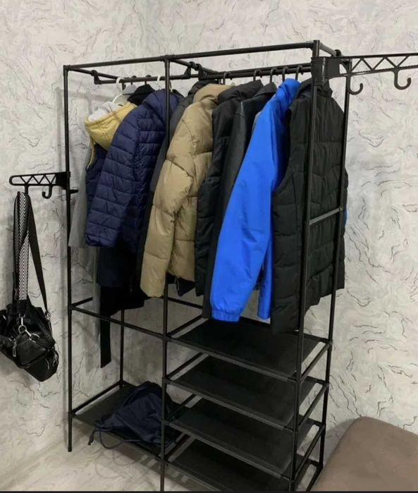 Універсальна вішалка стійка для одягу розкладна та зручна