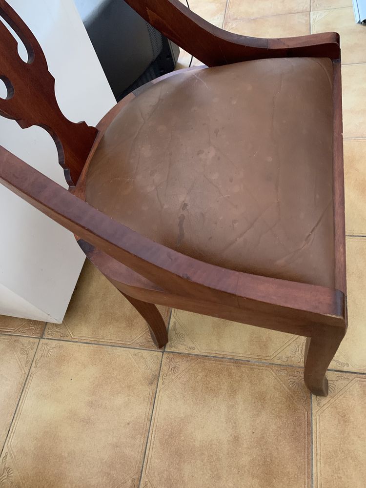 Cadeira de madeira almofadada
