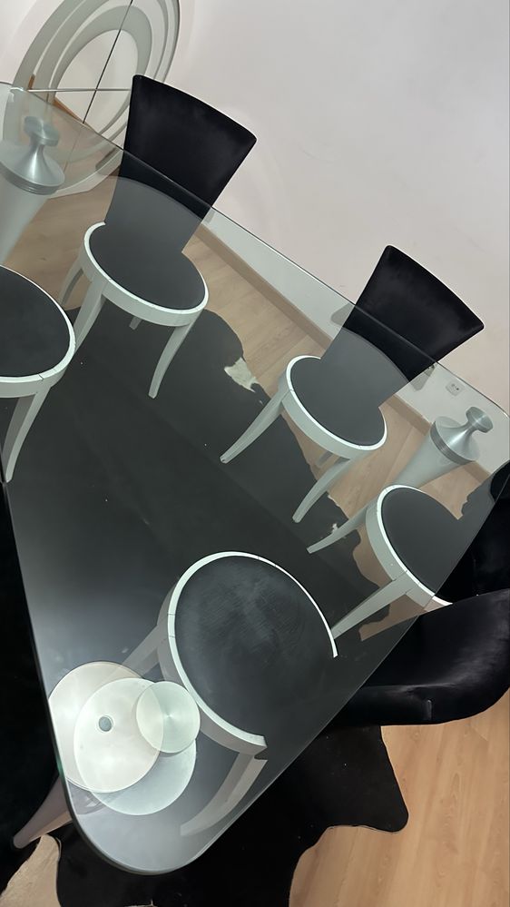 Mesa de jantar triangular, de vidro