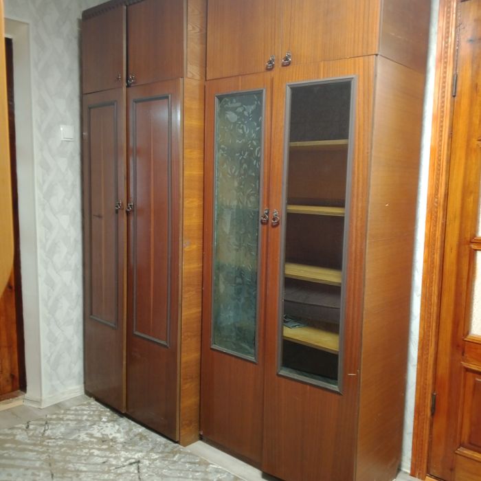 Продам срочно 
Двоспальне ліжко 9000 грн 
Двоярусне ліжко дитяче 4000