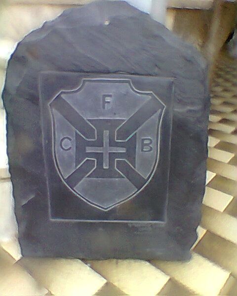 Emblema do Belenenses esculpido em lousa