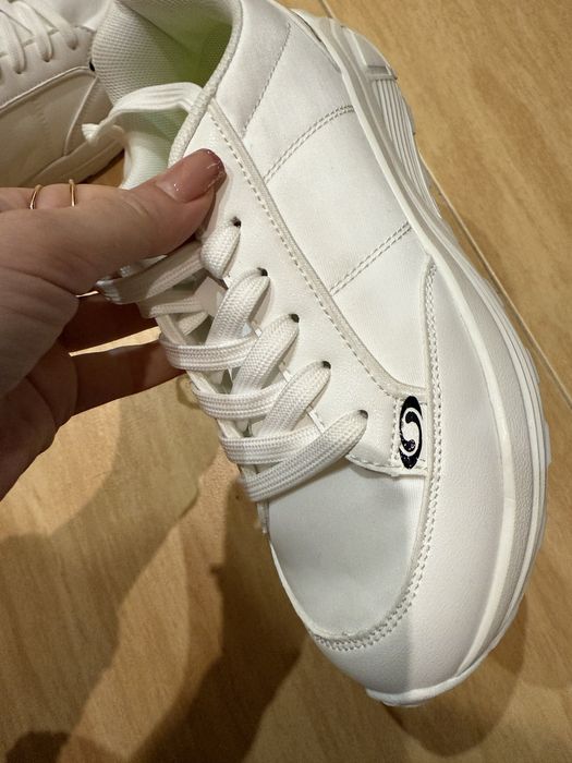 Продам кросівки нові , в коробці