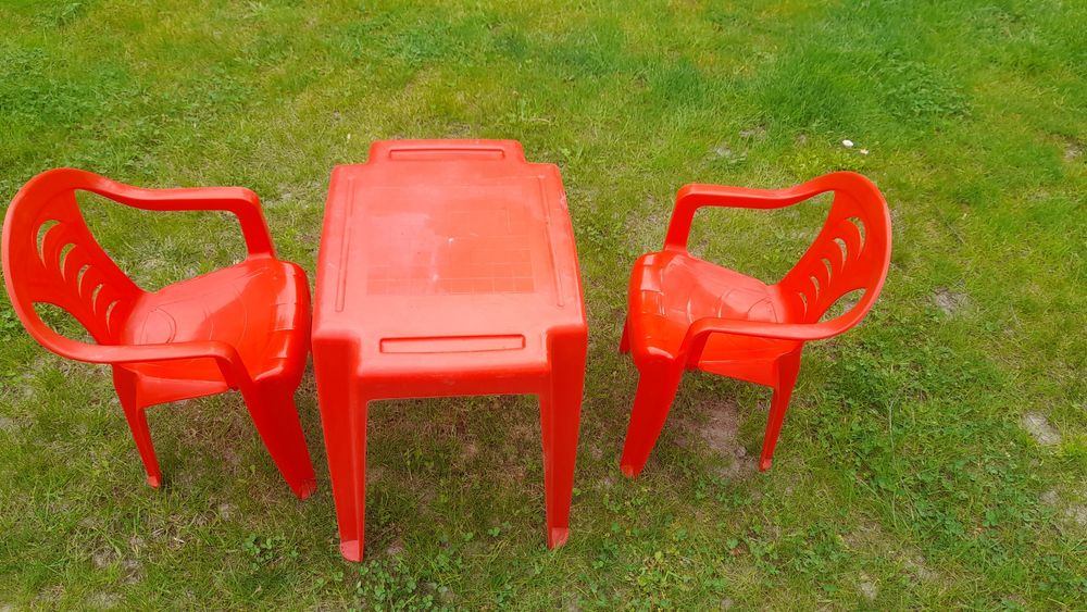 Stolik ogrodowy dziecięcy i dwa krzesła