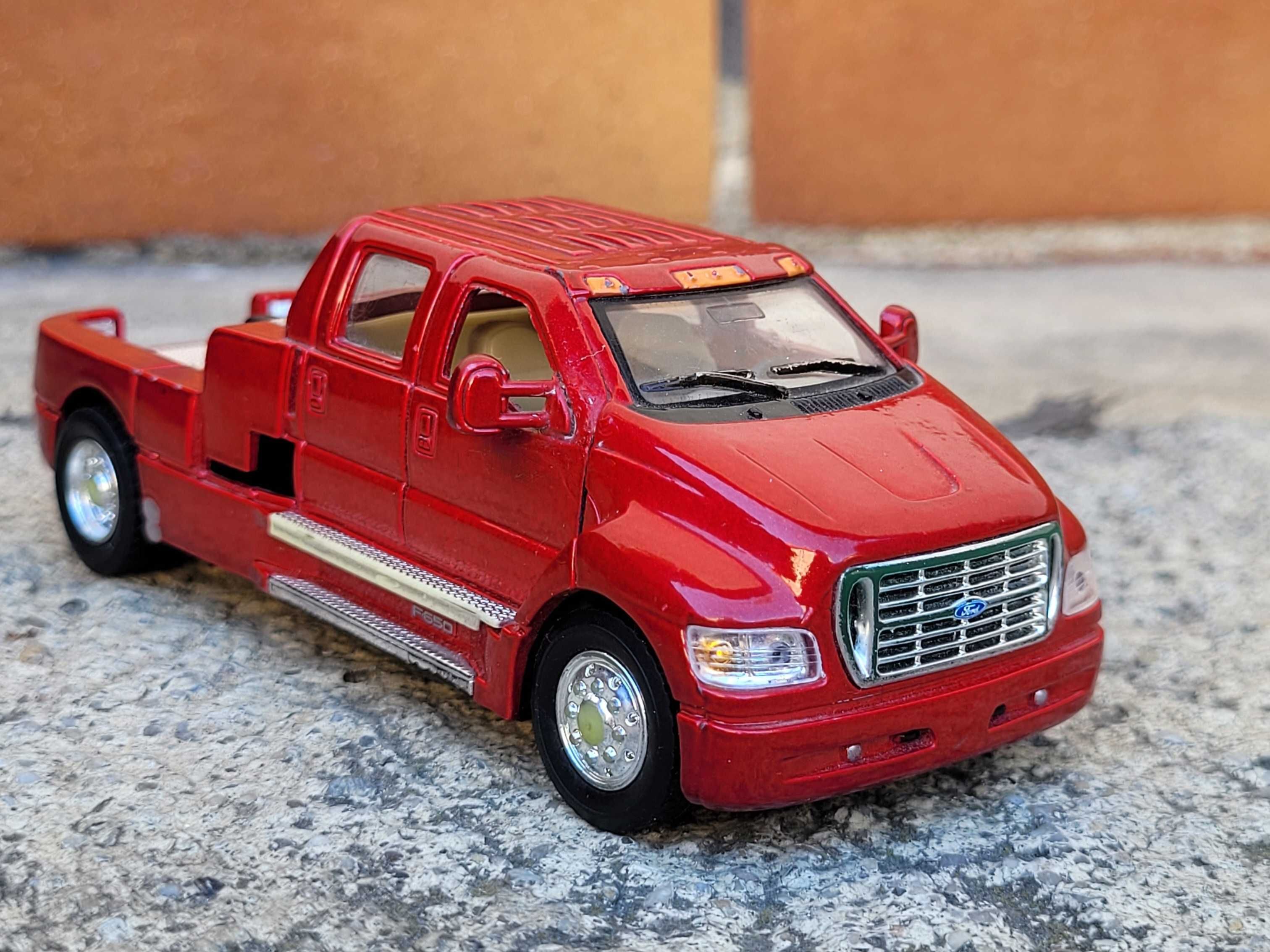 Kolekcja modeli Ford F-650 Super CrewZer Kinsmart 1:54 F - 650 Unikat