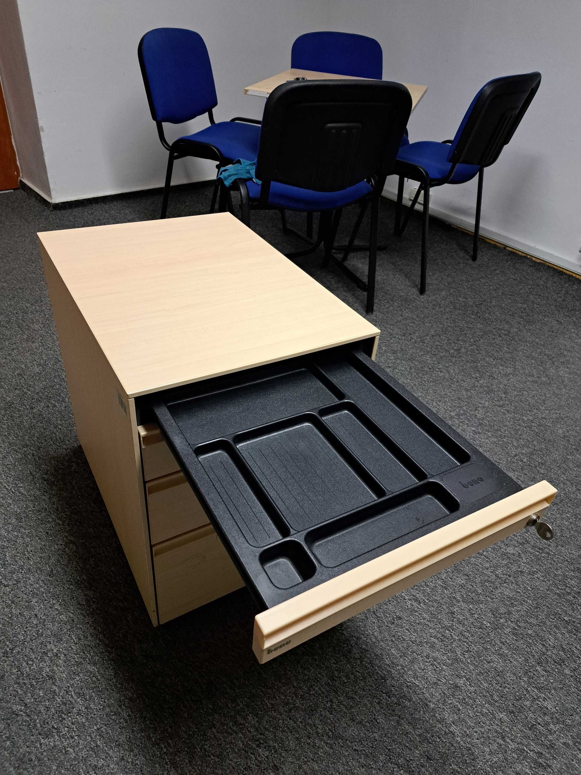 atrakcyjny kontenerek pod biurko, mobilna szafka biurowa,