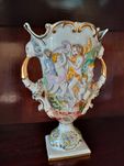 Jarro com detalhes e figuras mitológicas, elegância e história