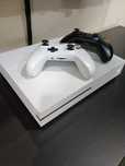 Xbox One S 1 TB com dois comandos.
