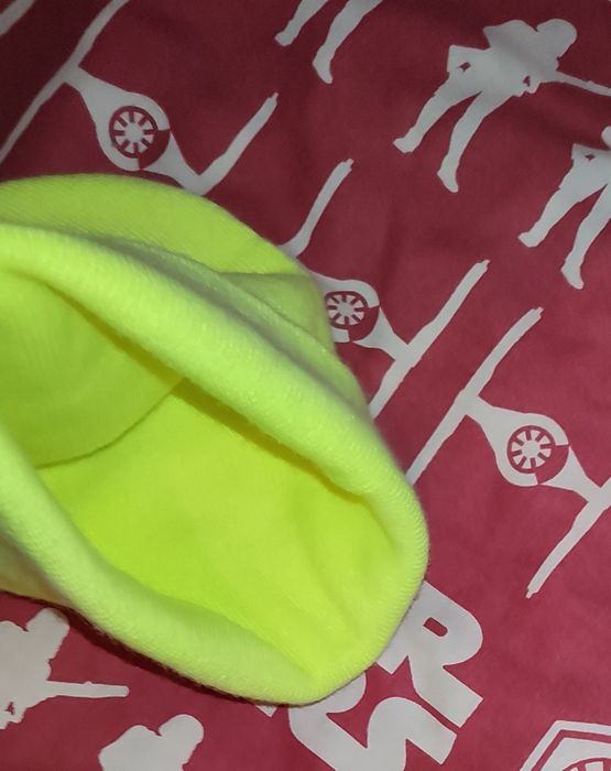 Спортивная тёплая яркая шапка