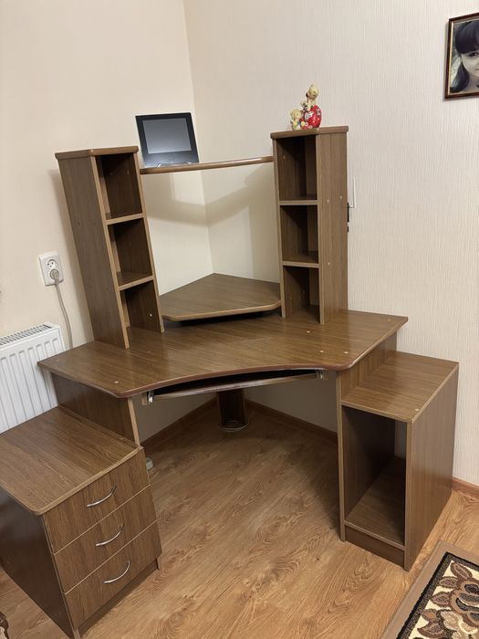 Компʼютерний стіл