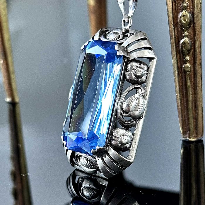 Srebrna przywieszka z Akwamarynem z około 1900r. srebro próby 835