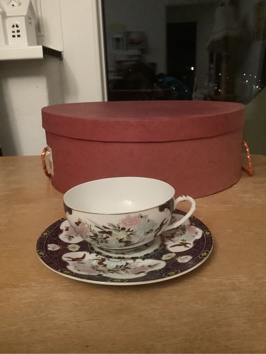 Zestaw 6 porcelanowych filiżanek z podstawkami