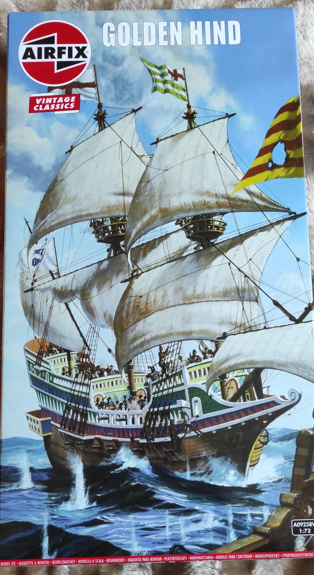Збірні моделі Airfix 09256v галеон Васа та Airfix А09258v Colden Hind.