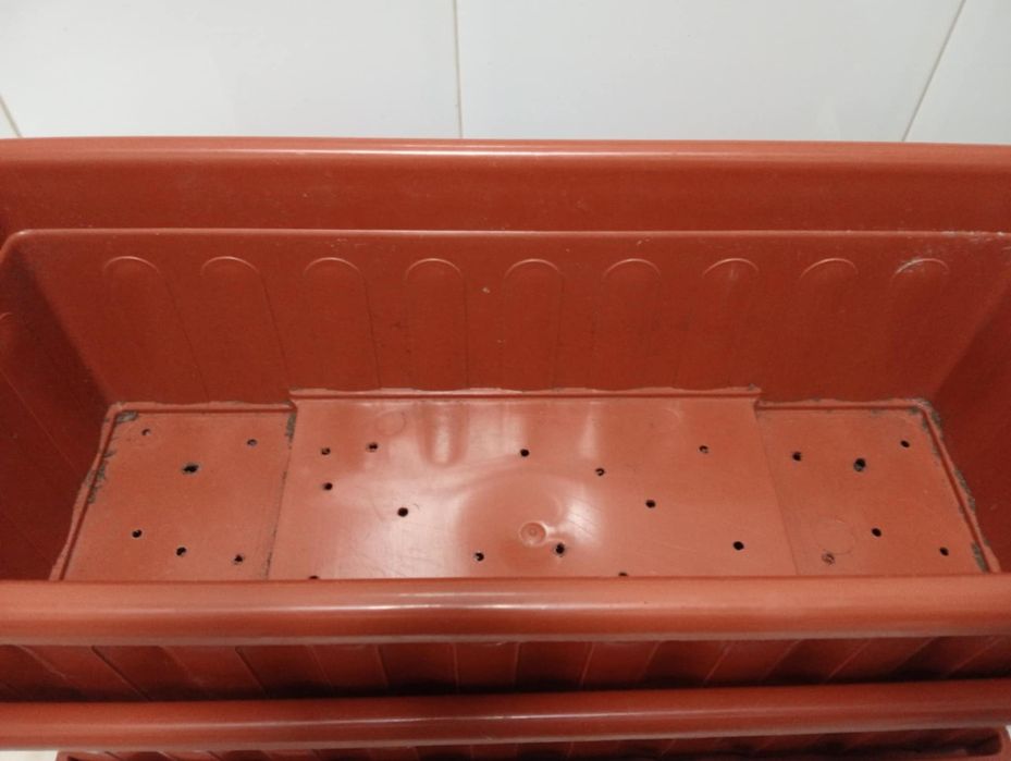 2 Floreiras plástico com perfuração de drenagem ofereço+2 vasos pequen