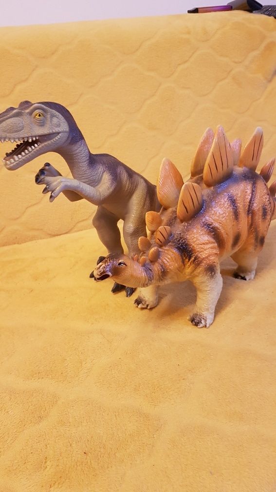 Dinozaury velicoraptor i stegozaur