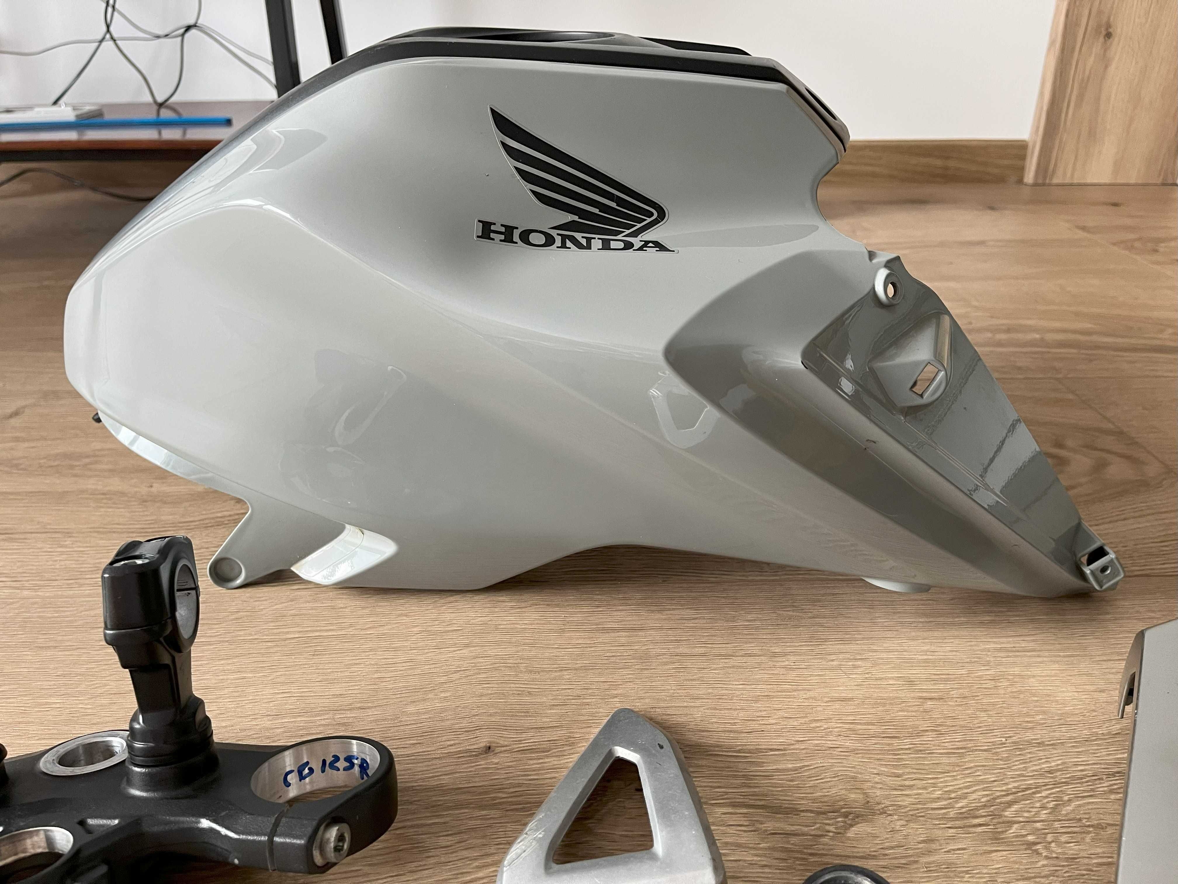 Honda CB125R 2021r części owiewka półka set