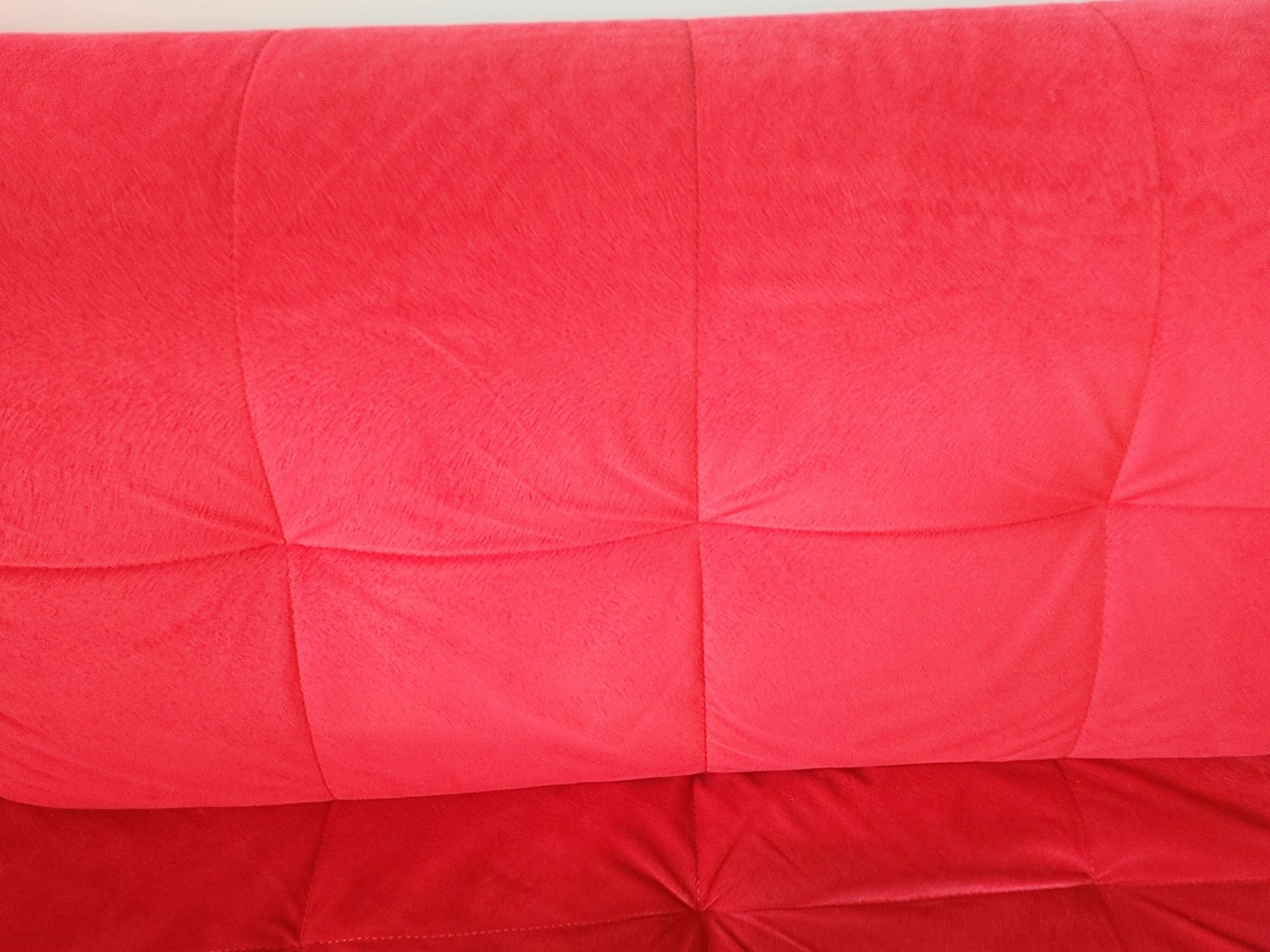 Czerwona sofa pikowana