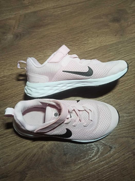 32 розмір Кросівки для дівчинки NIKE REVOLUTION 6 NN