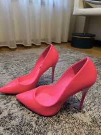 Sapato rosa fuscia. Muito elegante