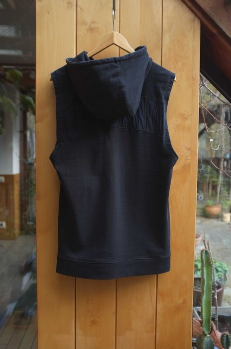 czarna bluza kangurka bezrękawnik Mouli Cobain jumper z kapturem